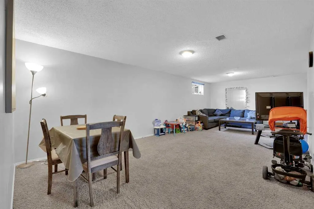208 Maddock Way NE
