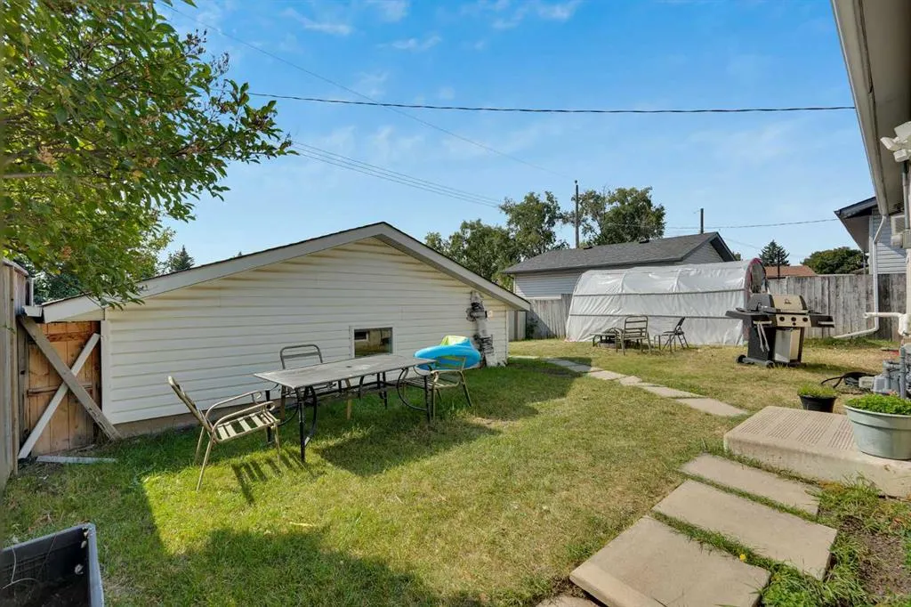208 Maddock Way NE