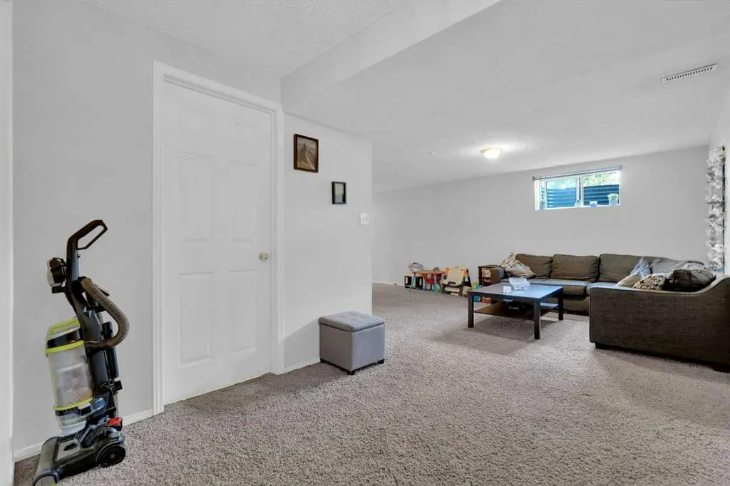208 Maddock Way NE