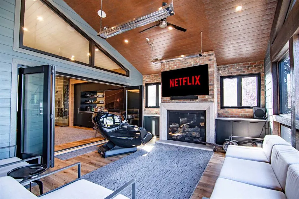 3417 Lakeshore Drive