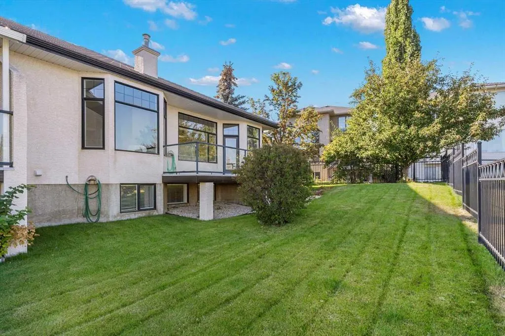 82 Arbour Crest Mount NW