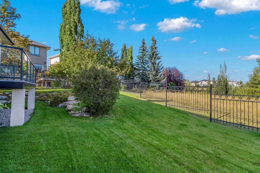 82 Arbour Crest Mount NW