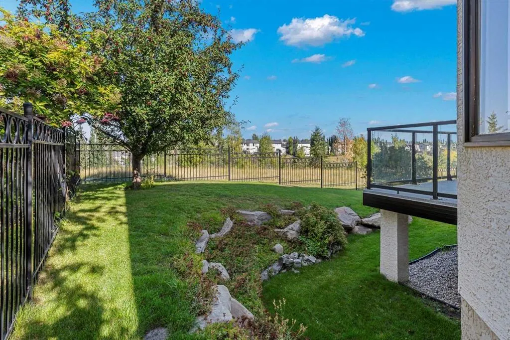 82 Arbour Crest Mount NW