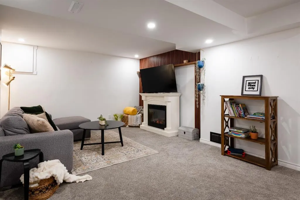 396 Brae Glen Crescent SW