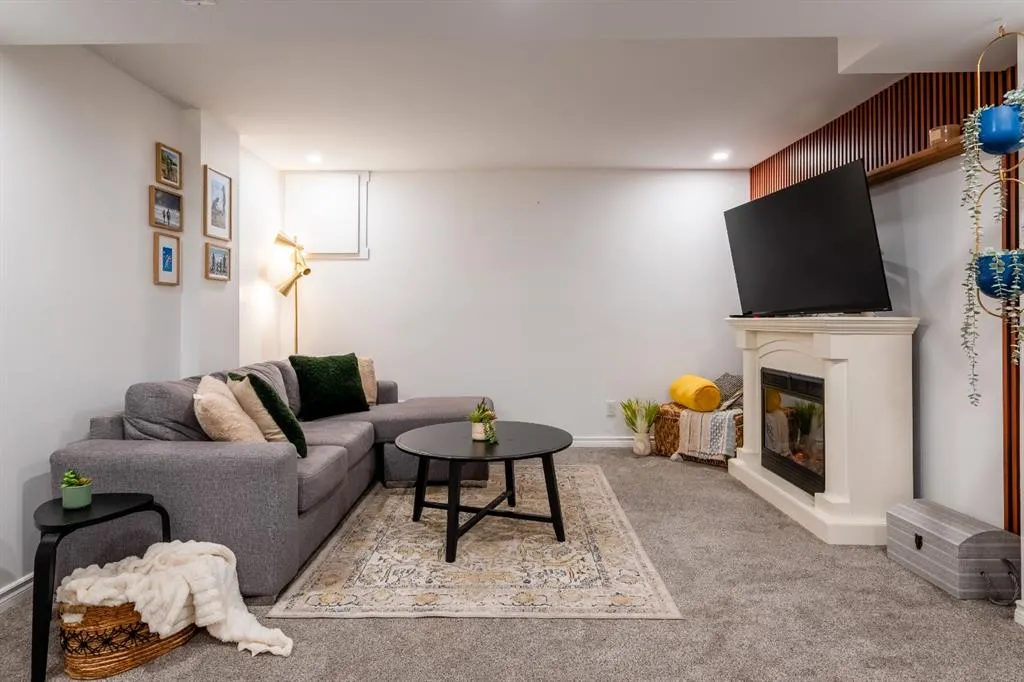 396 Brae Glen Crescent SW