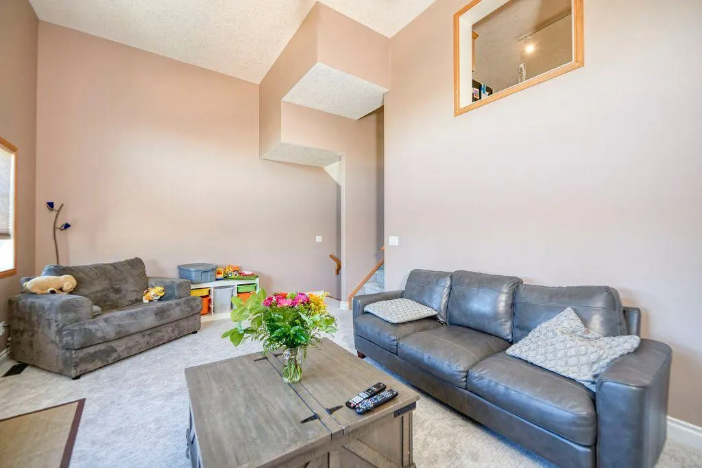 24 Cougar Ridge Mews SW