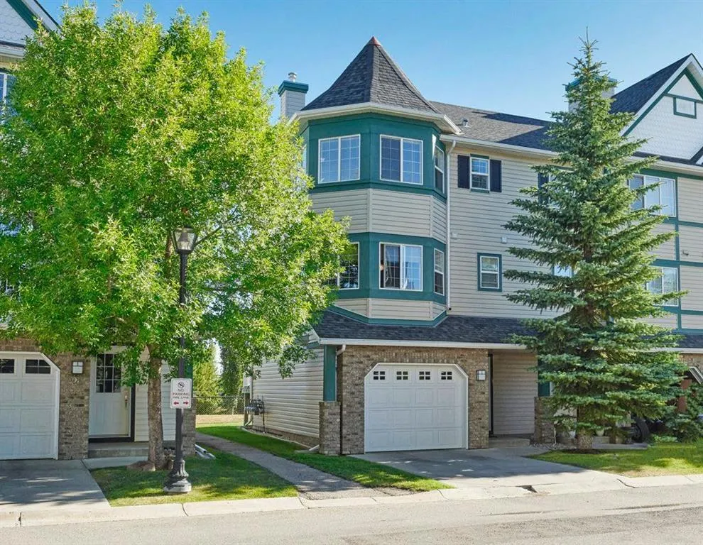 24 Cougar Ridge Mews SW