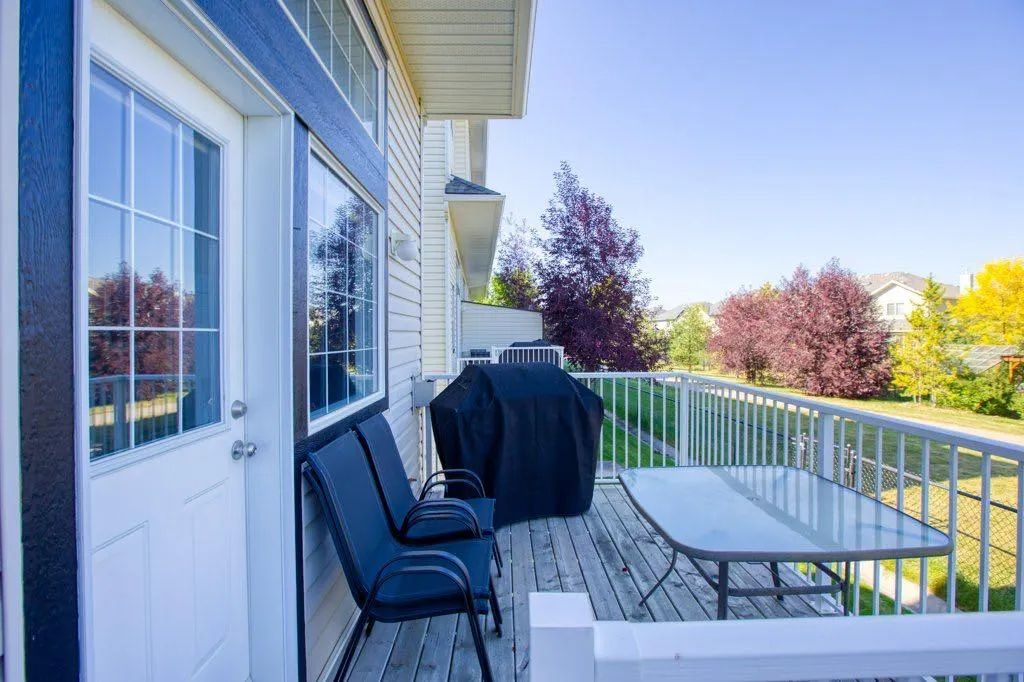 24 Cougar Ridge Mews SW