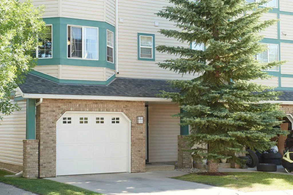 24 Cougar Ridge Mews SW