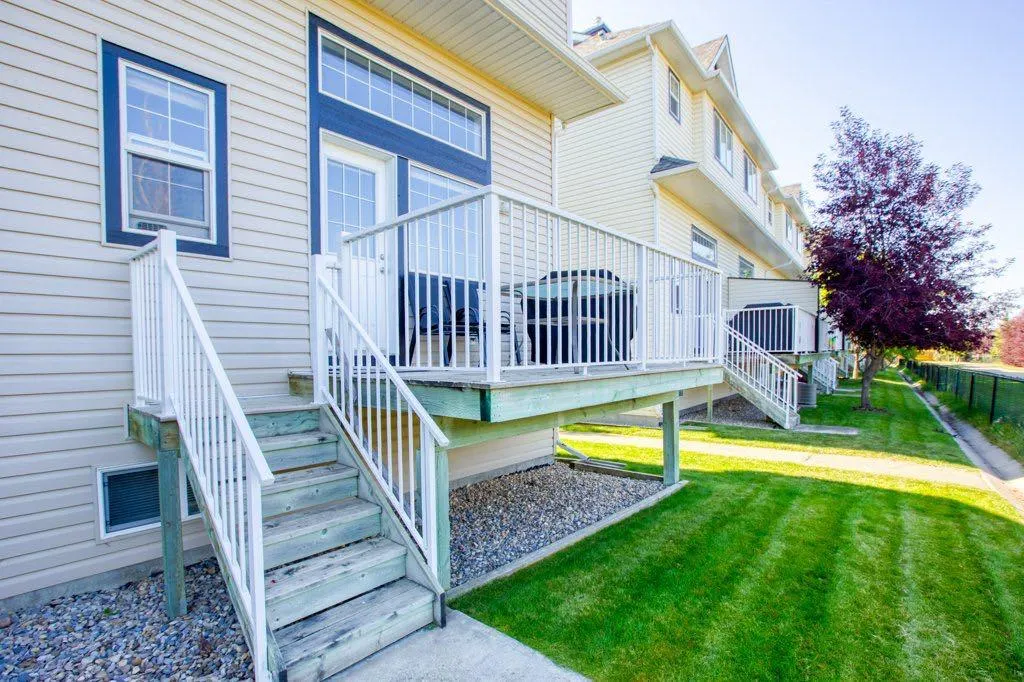 24 Cougar Ridge Mews SW