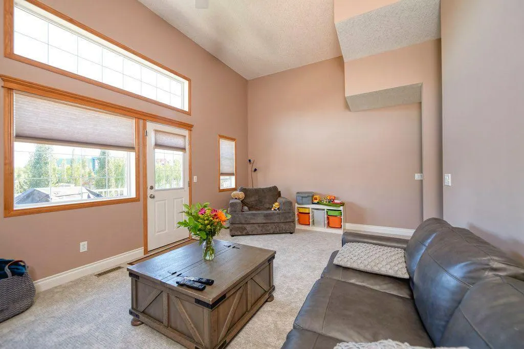 24 Cougar Ridge Mews SW