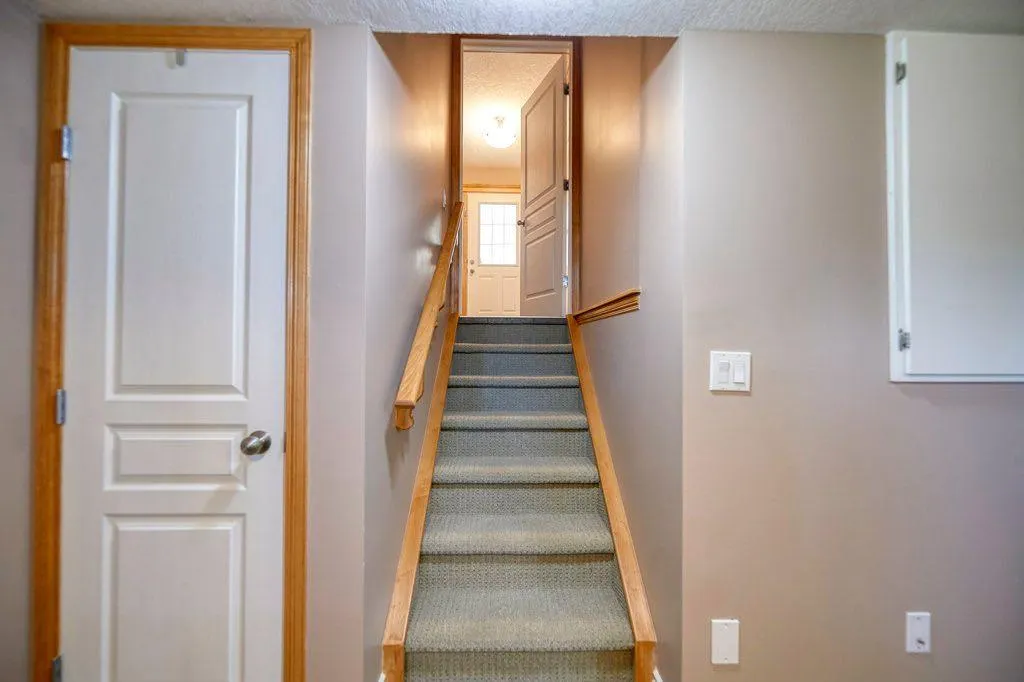 24 Cougar Ridge Mews SW