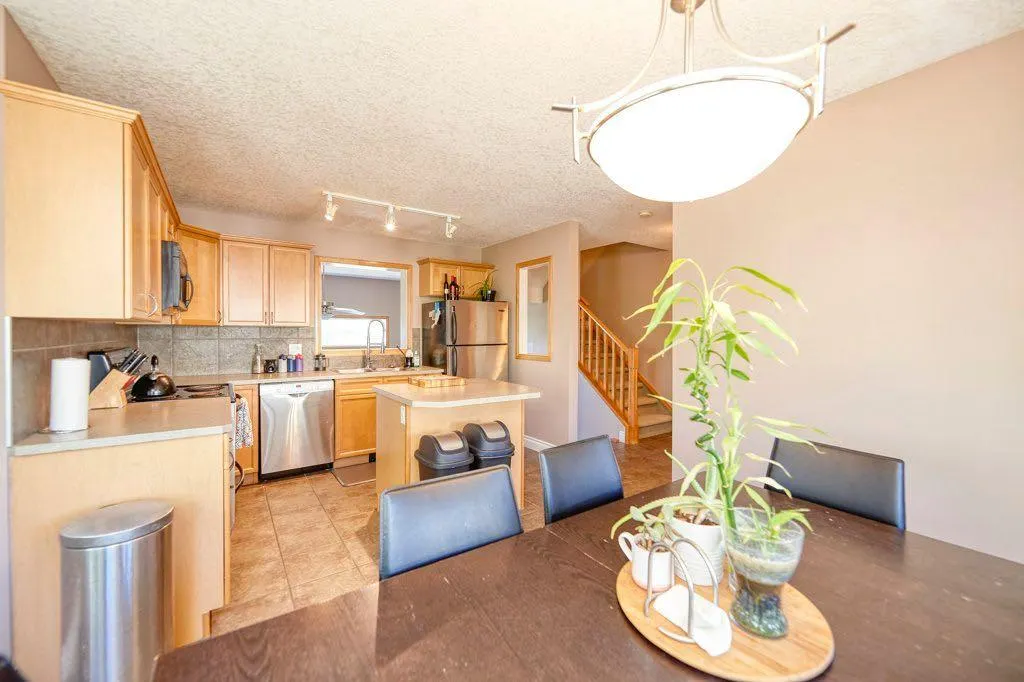 24 Cougar Ridge Mews SW