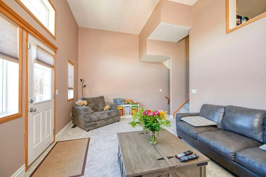 24 Cougar Ridge Mews SW
