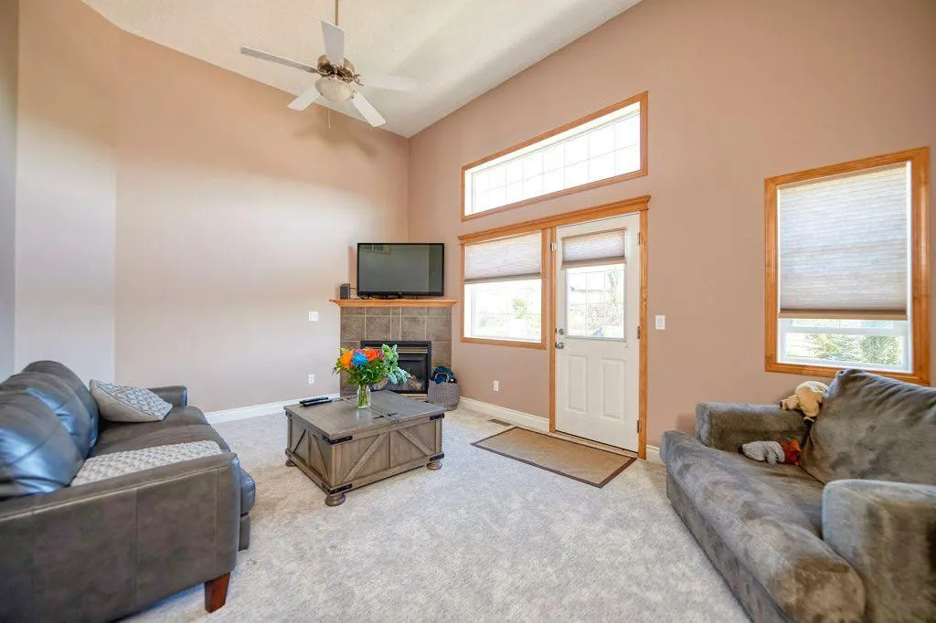 24 Cougar Ridge Mews SW