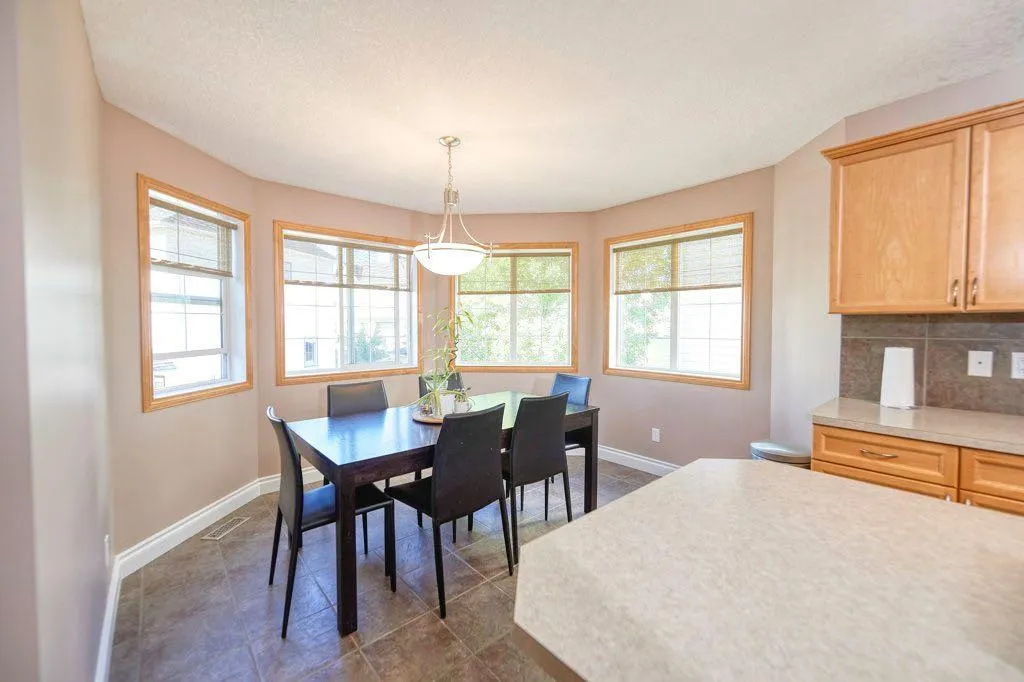 24 Cougar Ridge Mews SW