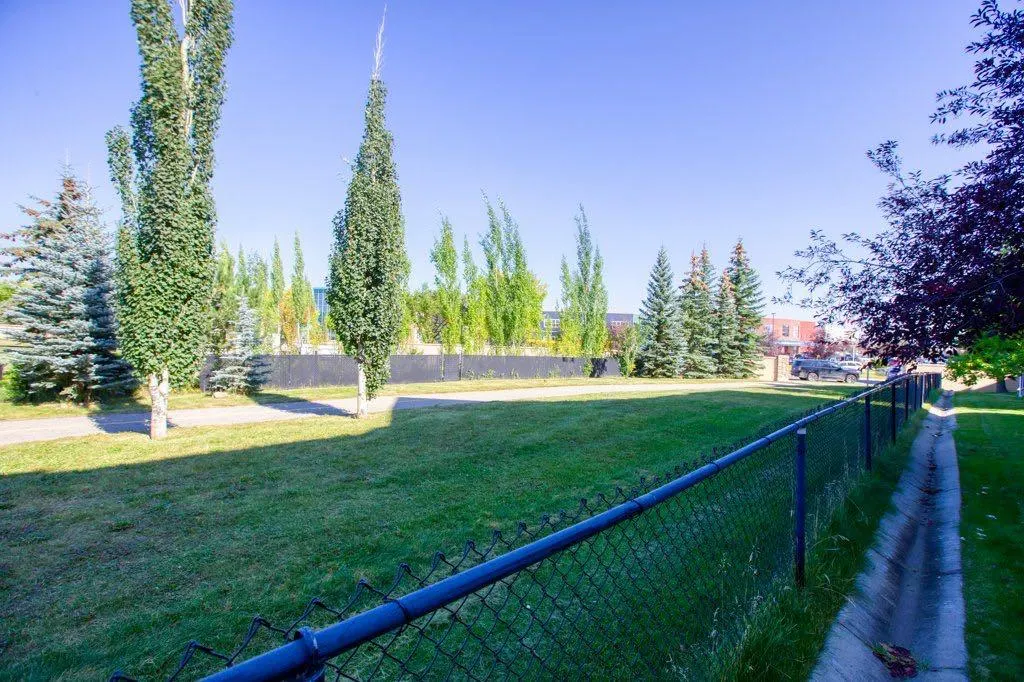 24 Cougar Ridge Mews SW