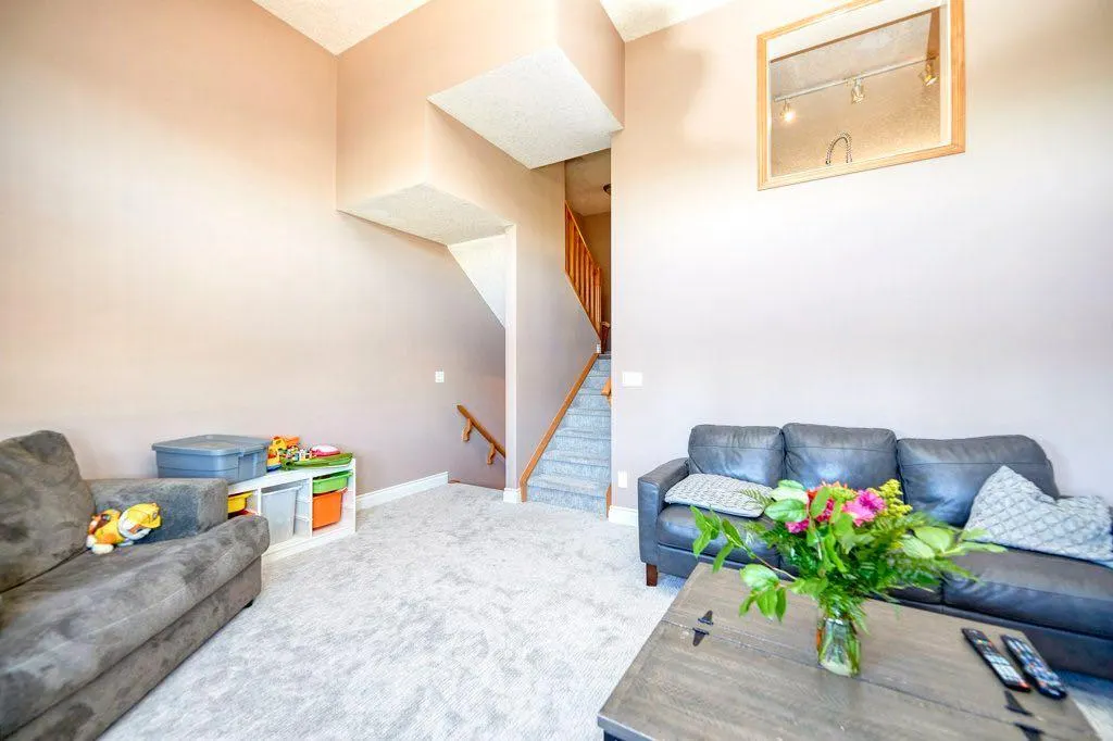 24 Cougar Ridge Mews SW