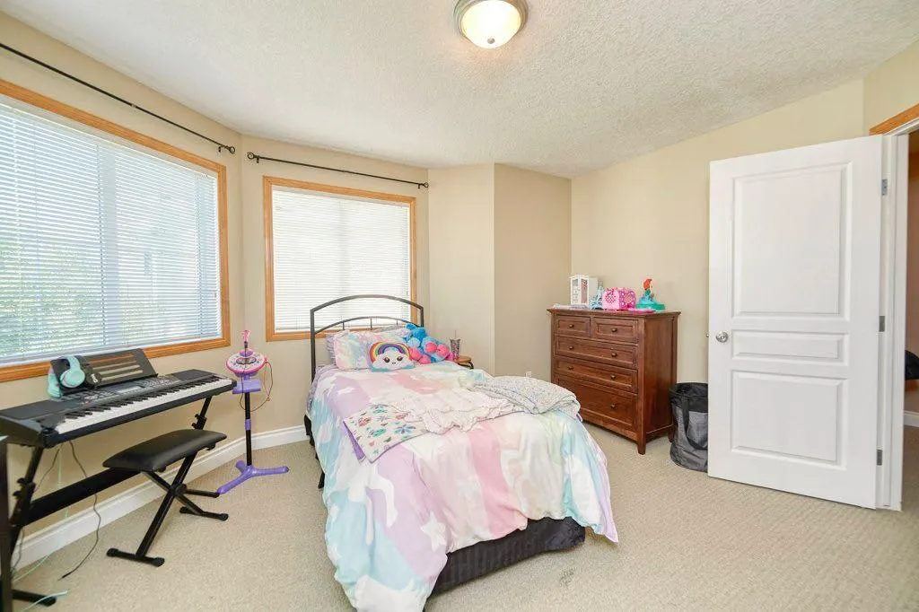 24 Cougar Ridge Mews SW