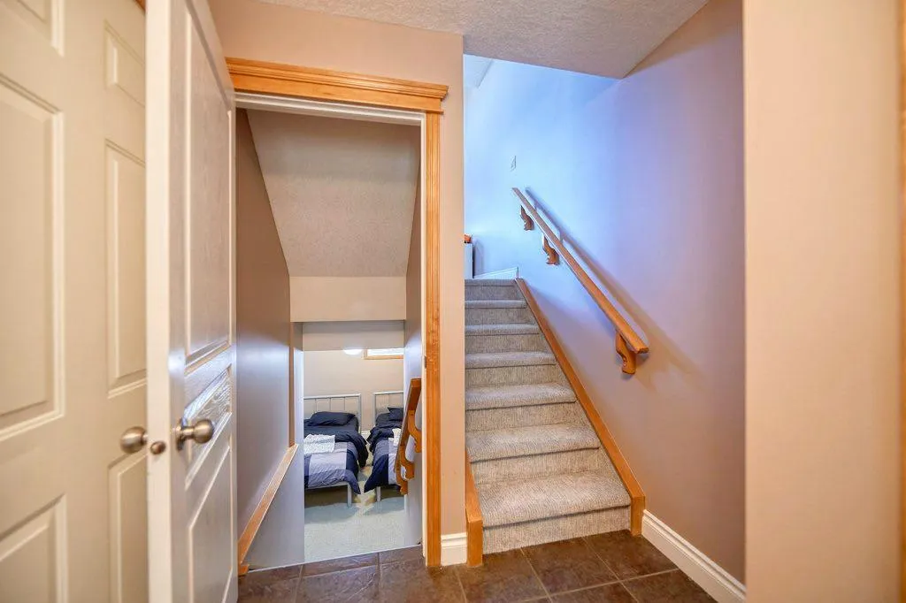 24 Cougar Ridge Mews SW