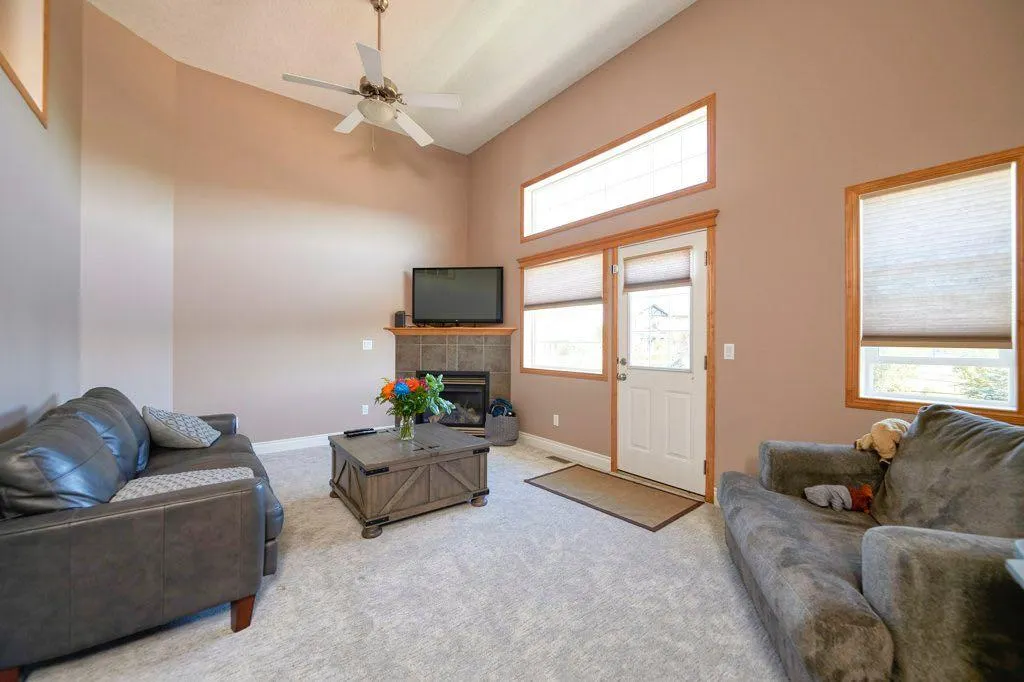 24 Cougar Ridge Mews SW