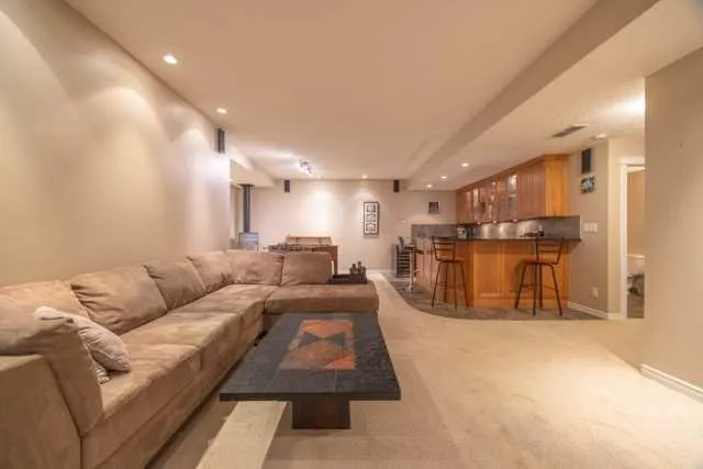 28 Crestmont Way SW