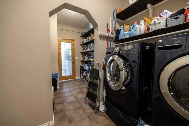 28 Crestmont Way SW