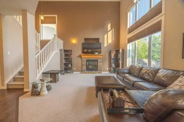 28 Crestmont Way SW