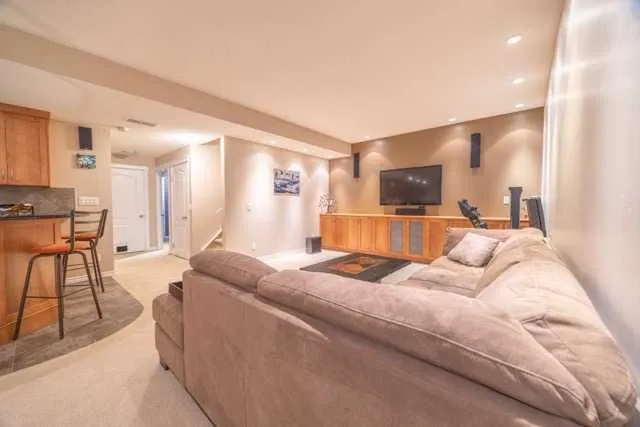 28 Crestmont Way SW