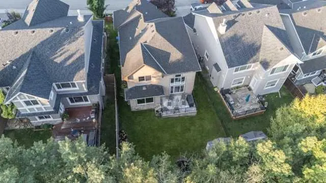 28 Crestmont Way SW
