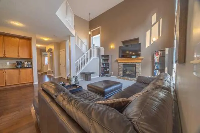28 Crestmont Way SW