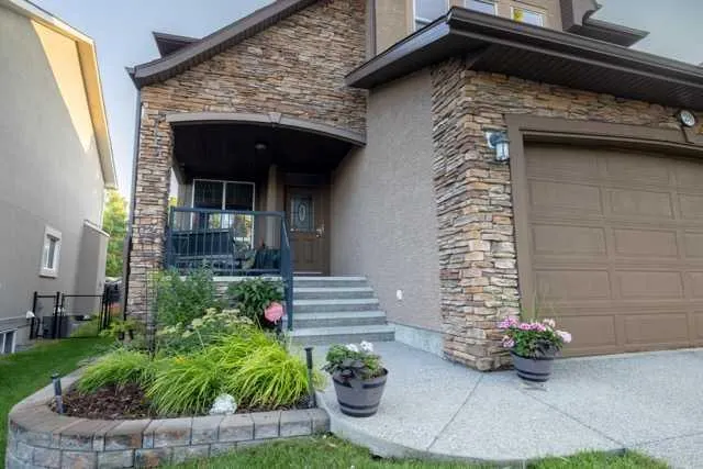 28 Crestmont Way SW