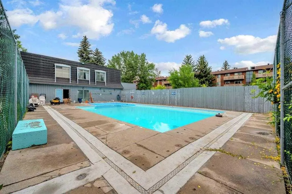 330 Canterbury Drive SW, #90