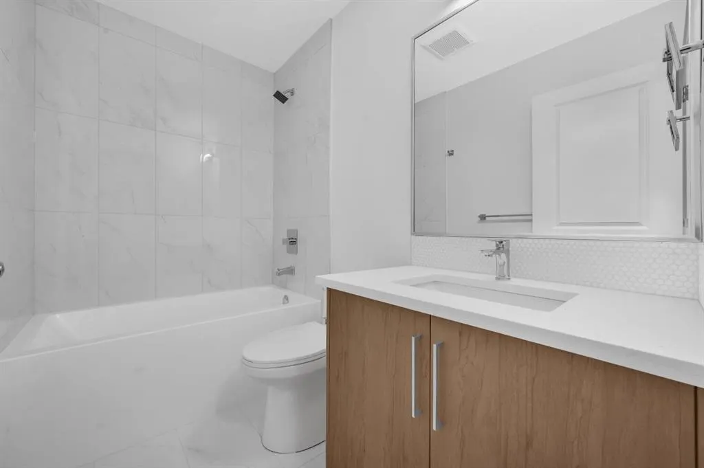 426 13 Avenue NE, #2
