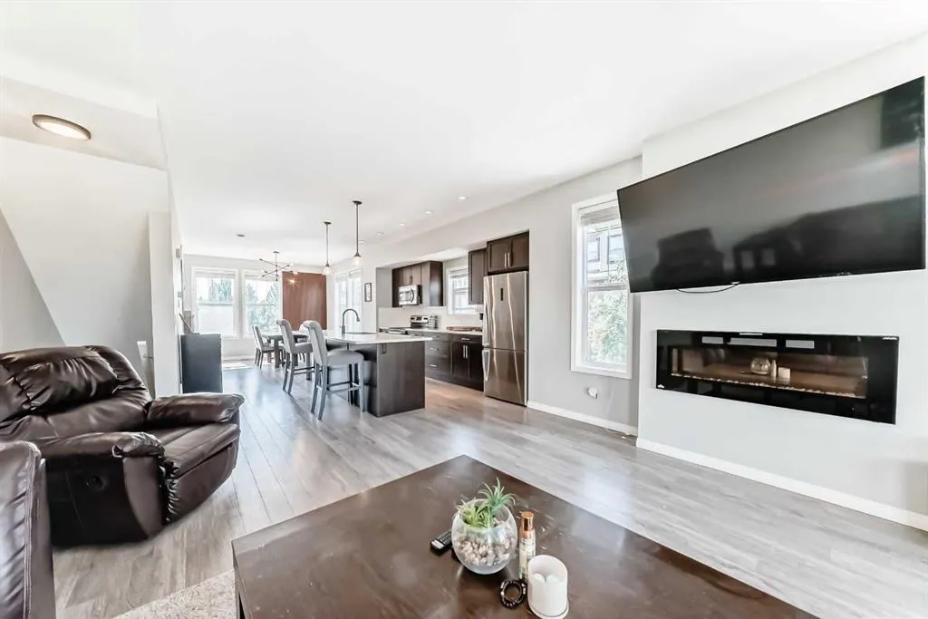 280 Williamstown Close NW, #706