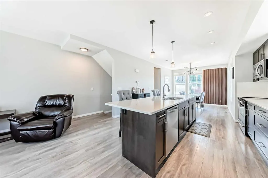 280 Williamstown Close NW, #706