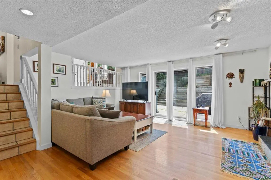 131 Stratton Crescent SW