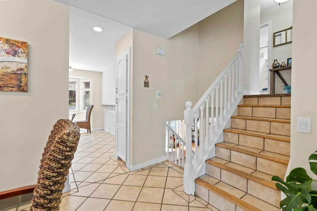 131 Stratton Crescent SW