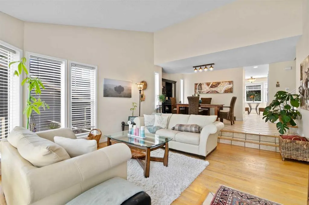 131 Stratton Crescent SW