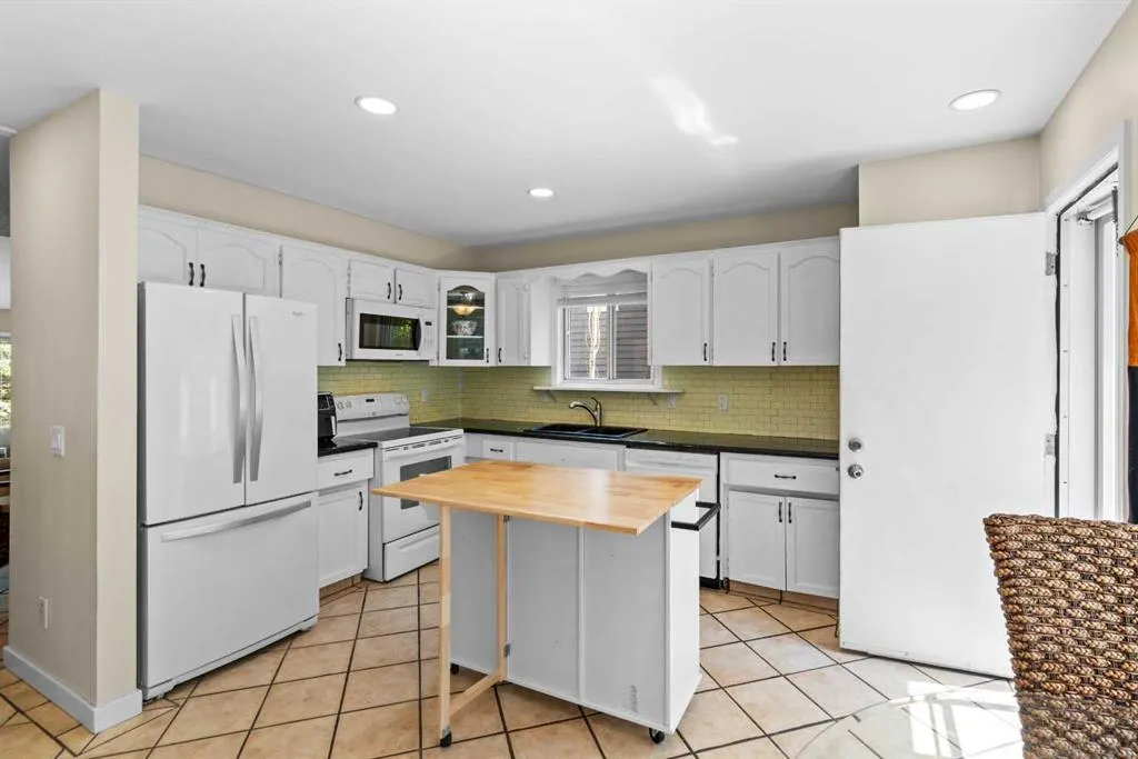 131 Stratton Crescent SW