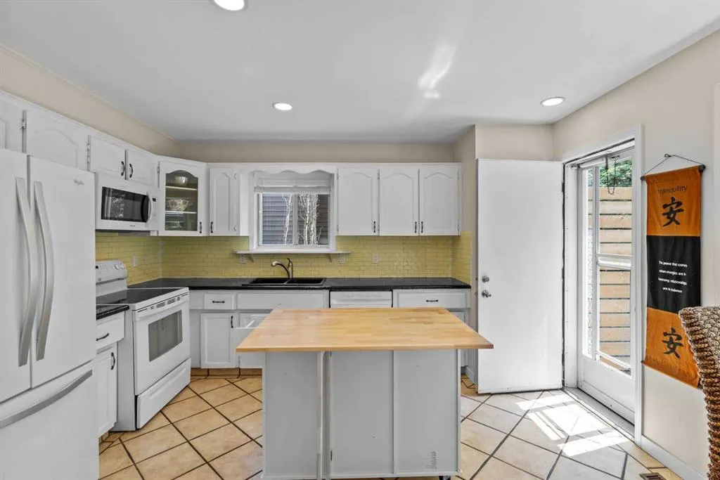131 Stratton Crescent SW