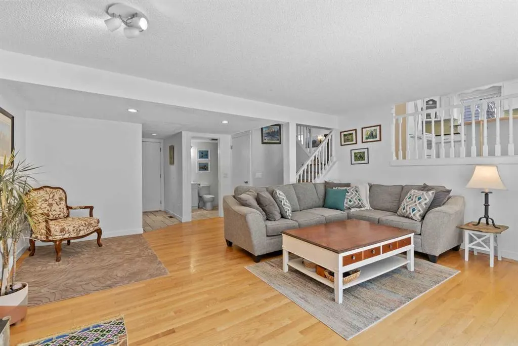 131 Stratton Crescent SW