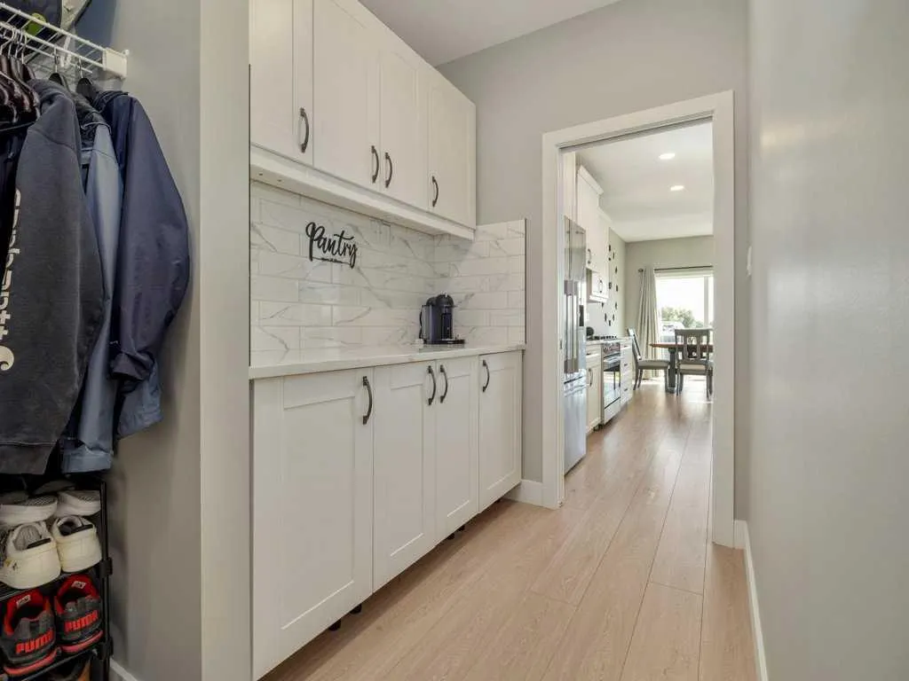 57 Goldenrod Place W