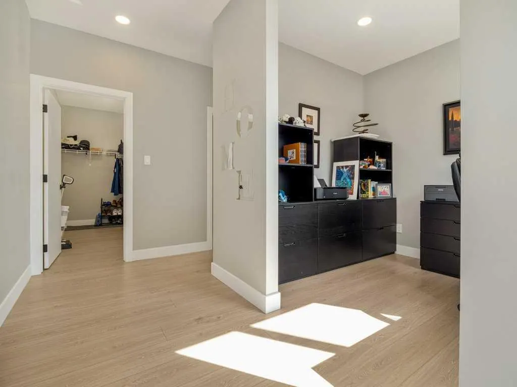 57 Goldenrod Place W