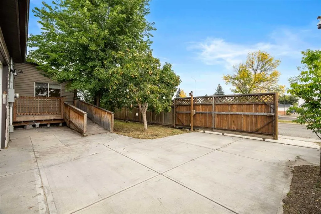 247 Dover Ridge Close SE