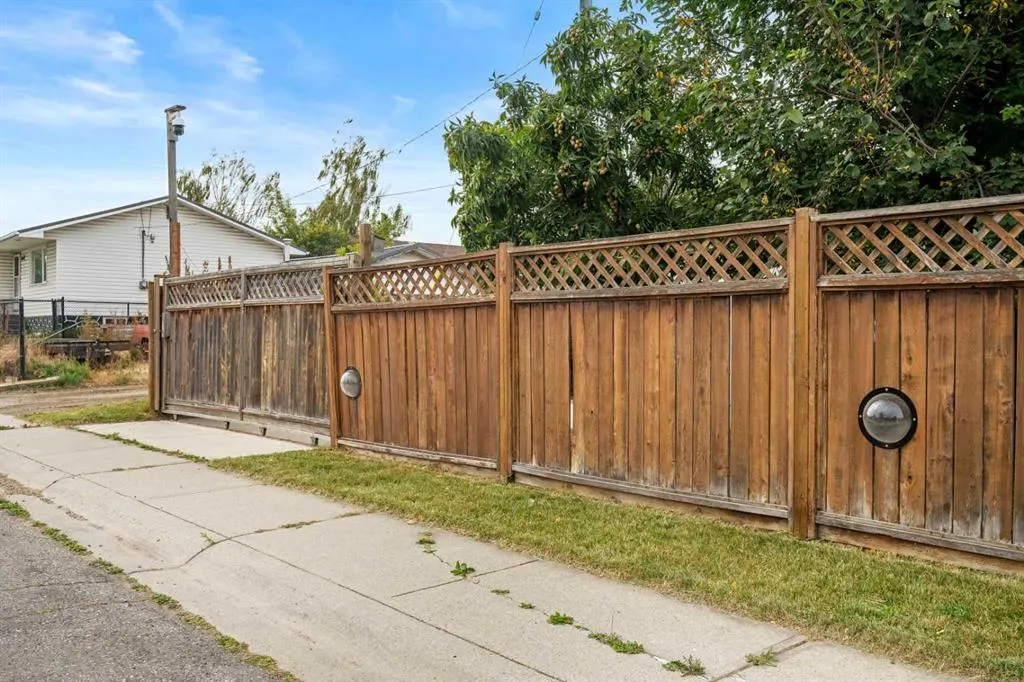 247 Dover Ridge Close SE