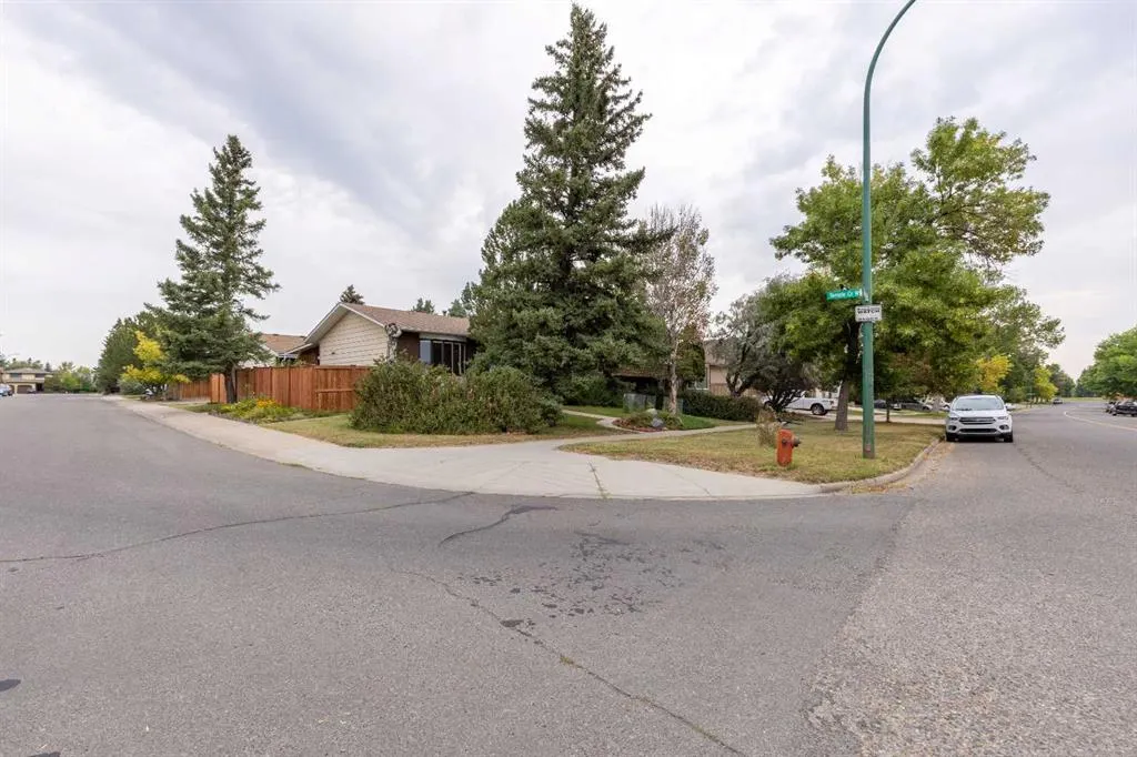 51 Temple Boulevard W