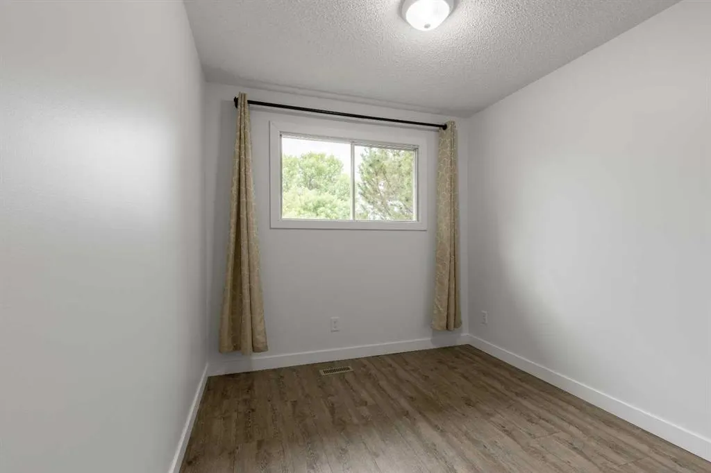 51 Temple Boulevard W