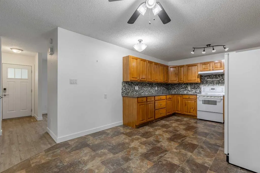 51 Temple Boulevard W