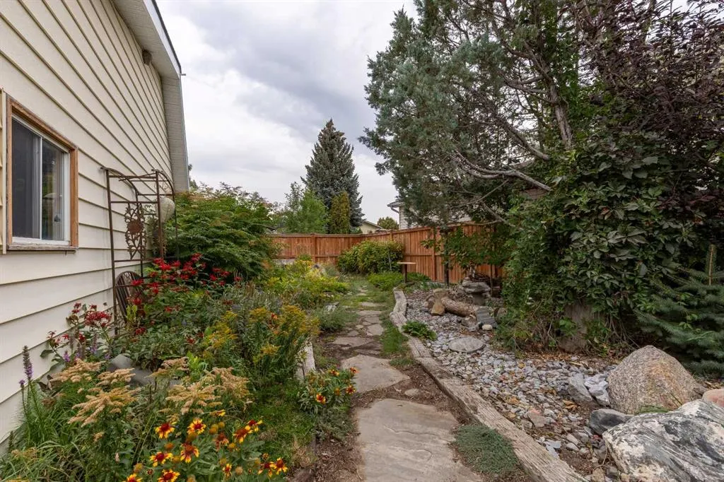 51 Temple Boulevard W